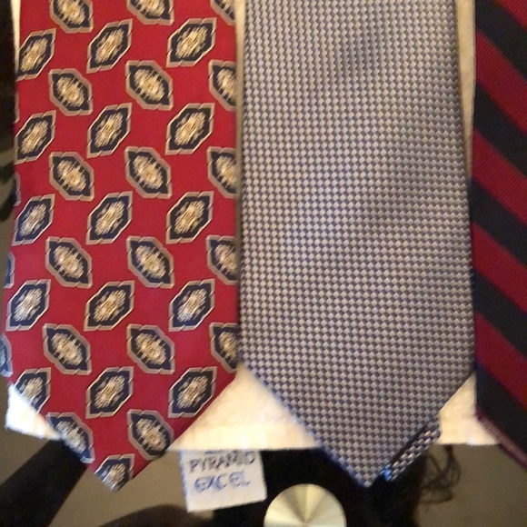 3 BROOKS BROTHERS TIES & 1 MICHEAL KORS TIE - Picture 10 of 10
